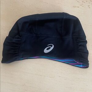 Asics Thermal Ruched Beanie in black with a striped interior lining - One Size